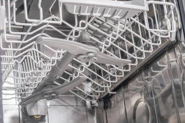 Bulaşık makinesinin içinde bulaşık sepeti, yakın plan.