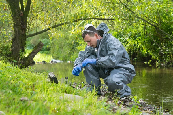 Mobiele Laboratoriumspecialist Een Beschermend Pak Doet Een Wateranalyse Oever Van — Stockfoto