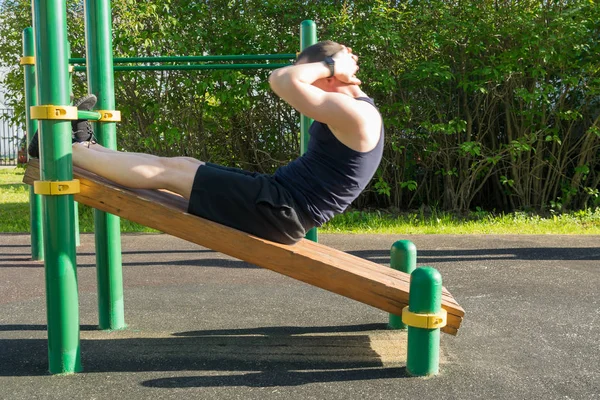 Hombre Practica Deportes Sitio Hace Ejercicios Para Fortalecer Prensa — Foto de Stock