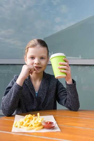 Chica Una Pausa Para Almorzar Bebiendo Una Bebida Con Una — Foto de Stock