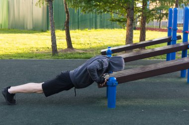 Sporcu sabahları sokak sporları alanında şınav çekiyor.