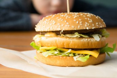 Bulanık bebek yüzlü duble büyük burger.