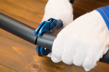 Koyu renk ahşap bir arka planda işçiler beyaz eldivenlerle ellerini uzatıyor.