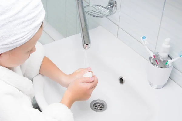 Banyoda Beyaz Bornozlu Kafasında Havlu Olan Bir Kız Ellerini Lavabonun — Stok fotoğraf