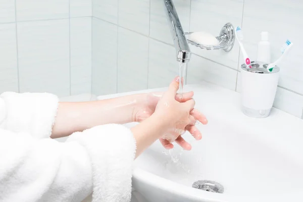 Beyaz Önlüklü Bir Çocuk Ellerini Banyoda Lavabonun Üzerinde Yıkıyor — Stok fotoğraf