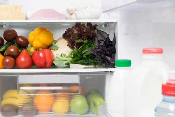 Открытый Холодильник Овощами Молочными Продуктами Внутри Вид Спереди Крупный План — стоковое фото