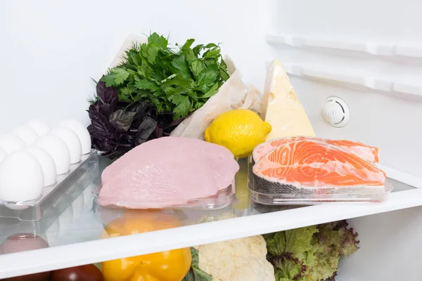 Мясо Рыба Курица Зеленью Полке Холодильнике — стоковое фото