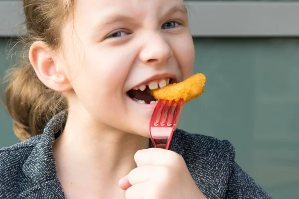 Chica Comiendo Camarones Masa Vista Frontal Primer Plano — Foto de Stock