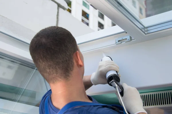 Maestro Guantes Protección Sella Las Grietas Ventana Plástico Con Silicona — Foto de Stock