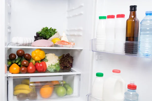 Gemüse Und Obst Liegen Einem Weißen Offenen Kühlschrank — Stockfoto