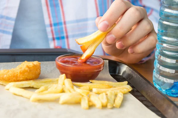 Händer Doppa Pommes Frites Ketchup Närbild — Stockfoto