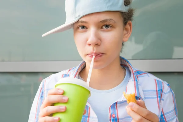 Menina Come Camarão Massa Bebe Uma Bebida Enquanto Sentado Mesa — Fotografia de Stock