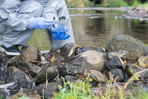 Een Specialist Een Beschermend Pak Rubberlaarzen Trekt Water Uit Een — Stockfoto