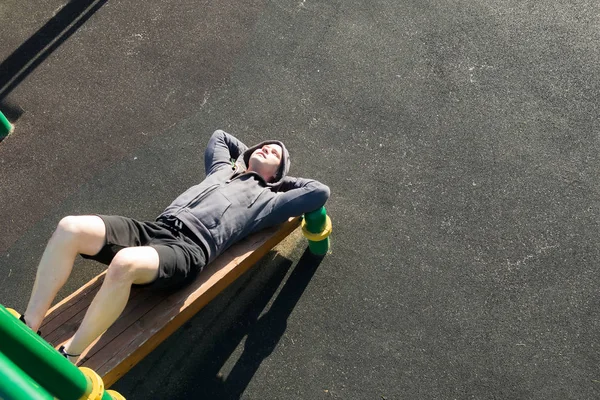 Hombre Haciendo Ejercicios Abdominales Banco Inclinado Parque Vista Superior — Foto de Stock