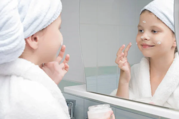 Gadis Pagi Hari Kamar Mandi Menerapkan Krim Wajahnya Depan Cermin — Stok Foto