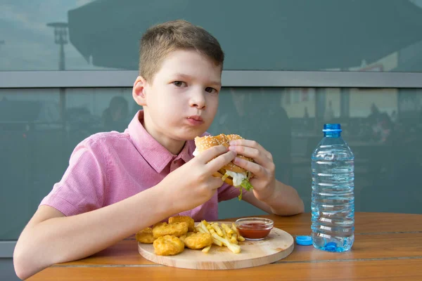 Primo Piano Bambino Seduto Tavolo Mangiare Fast Food Burger — Foto Stock