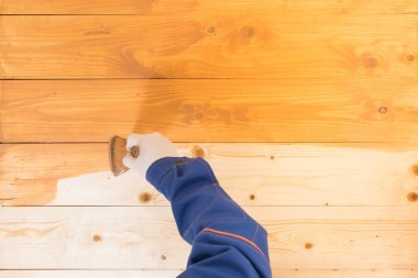 Uygulama sırasında ahşap vernikle kaplanmış ahşap bir yüzey.