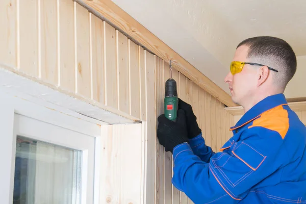 Trabajador Con Uniforme Azul Gafas Amarillas Atornilla Bloque Madera Techo — Foto de Stock