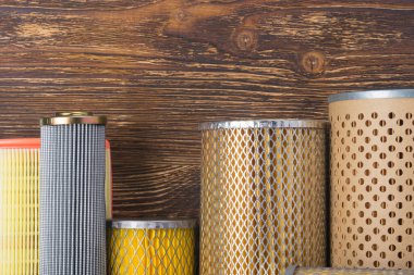 Tahta yüzeyde, çevreyi dizel ve kamyonların egzozundan korumak için bir dizi filtreye yakın çekim, yazıtlar için bir yer var.