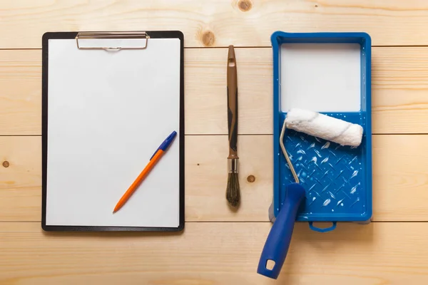 Blåt Bad Med Maling Pensel Rulle Tablet Med Fyldepen Til - Stock-foto