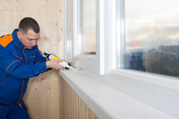 Asistente Instalación Ventana Sella Las Grietas Con Silicona Utilizando Una — Foto de Stock