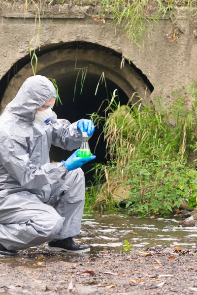 Hombre Traje Protección Máscara Realiza Una Prueba Expresa Contaminación Del — Foto de Stock