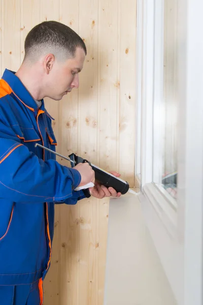 Primer Plano Asistente Instalación Ventana Unta Las Grietas Con Silicona — Foto de Stock