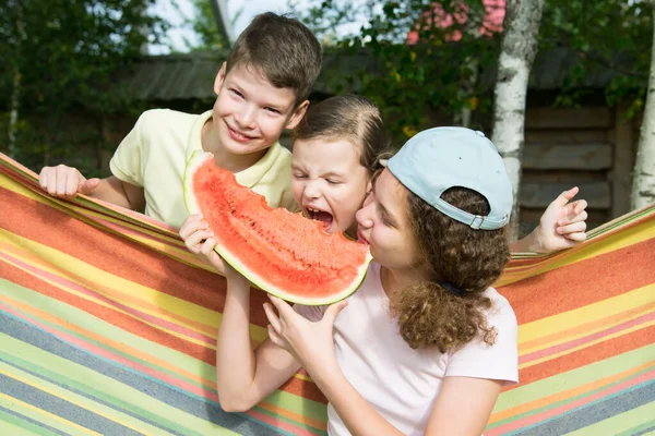 Barn Äter Vattenmelon Och Skämt Den Friska Luften Sitter Hängmatta — Stockfoto