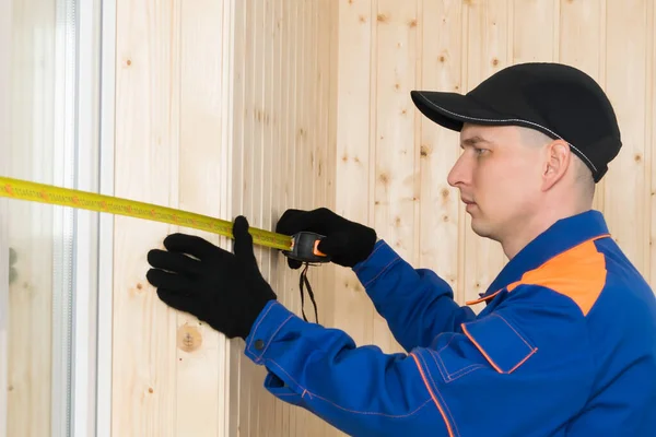 Ein Mann Baukleidung Misst Die Fensteröffnung Mit Maßband Seitenansicht Nahaufnahme — Stockfoto