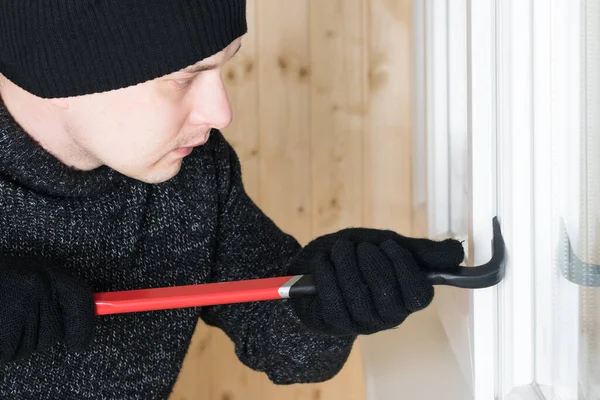 Hombre Con Ropa Oscura Rompe Una Ventana Plástico Usando Una — Foto de Stock