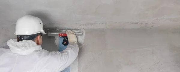 Reparador Casco Blanco Aplica Mortero Con Una Espátula Malla Pegada — Foto de Stock