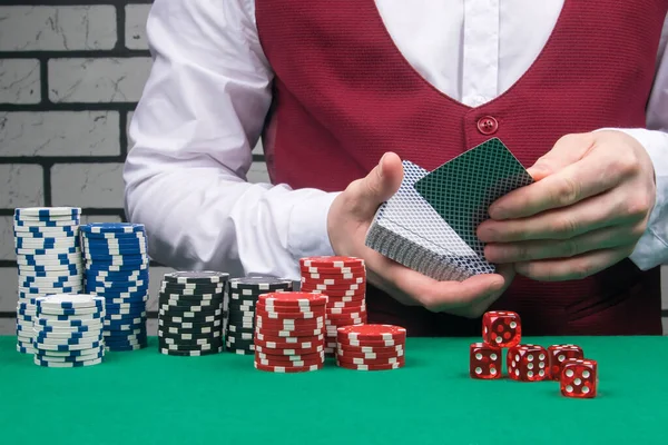 Conceito Jogo Poker Croupier Lida Com Cartas Jogando Fichas São — Fotografia de Stock