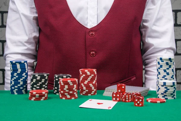 Ein Set Zum Glücksspiel Liegt Auf Einem Grünen Tuch Pokerchips — Stockfoto
