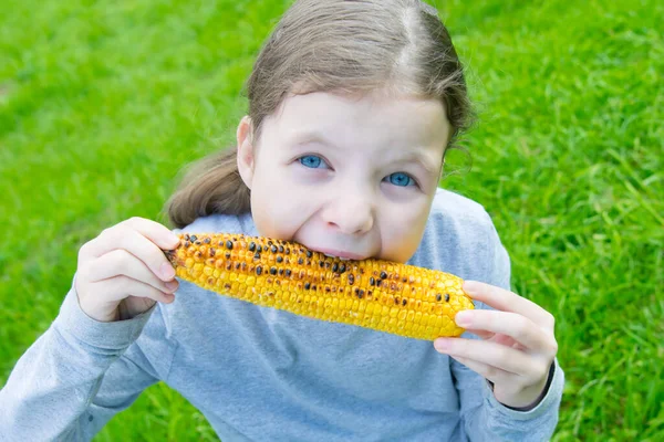 Primer Plano Una Chica Sobre Fondo Hierba Verde Comer Maíz — Foto de Stock