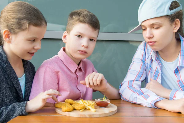 Meninas Menino Sentado Uma Mesa Comer Fast Food Pepitas Com — Fotografia de Stock