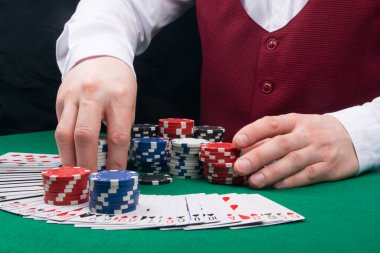 Krupiye, kazandıklarını başarılı bir poker oyunundan sonra müşteriye verir.