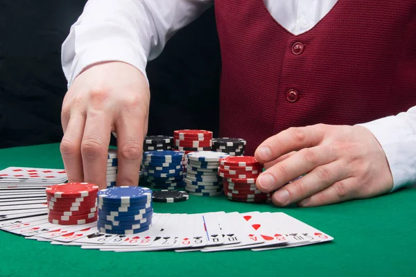 Croupier Donne Les Gains Client Après Une Partie Poker Réussie Images De Stock Libres De Droits