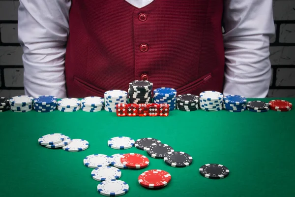 Der Croupier Breitete Die Blackjack Chips Und Würfel Auf Dem — Stockfoto