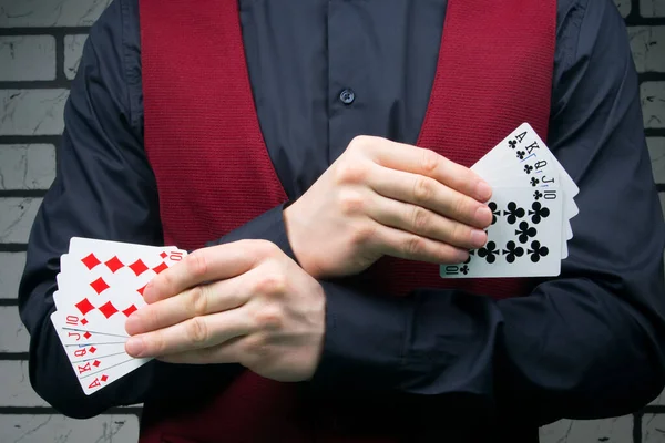 Croupier Detiene Due Grandi Combinazioni Carte Nel Gioco Del Poker — Foto Stock