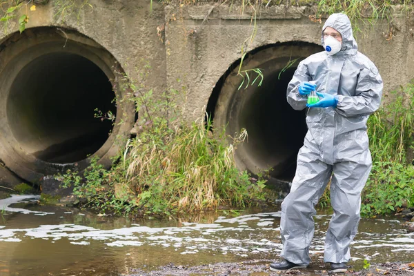 Een Man Een Beschermend Pak Masker Kijkt Weg Terwijl Hij — Stockfoto