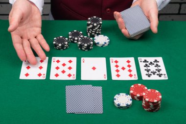 Krupiyenin elleri poker oyununda kartları açtı ve bahsi arttırdılar, yakın plan.