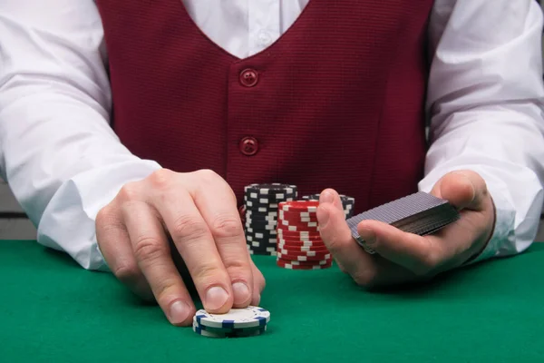 Croupier Aumenta Aposta Jogo Poker Adicionando Fichas Mesa Close — Fotografia de Stock