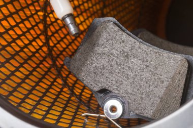 Bir araba, arkaplan, yakın plan için kağıt filtre içinde fren pedleri ve mumlar