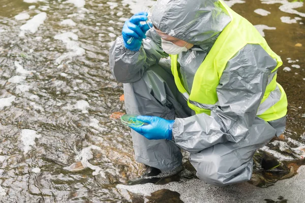 Een Man Een Beschermend Pak Houdt Een Petrischaaltje Vast Met — Stockfoto