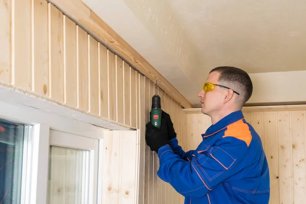 Seitenansicht Eines Meisters Blauer Spezialkleidung Der Mit Einem Schraubenzieher Einen — Stockfoto