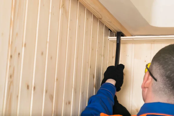 Ouvrier Construction Démontage Plafond Bois Arrachant Des Planches Avec Outil — Photo