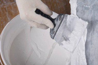 Büyük bir spatula üzerinde çatlakları kapatmak için bir karışım uygula