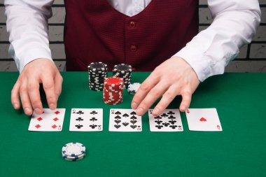 Poker oyununda kartları dağıtan kişi