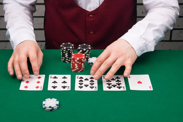 Der Dealer Öffnete Die Karten Pokerspiel — Stockfoto