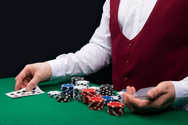 Croupier Sur Une Table Verte Mettant Place Ensemble Cartes Jouer Photos De Stock Libres De Droits